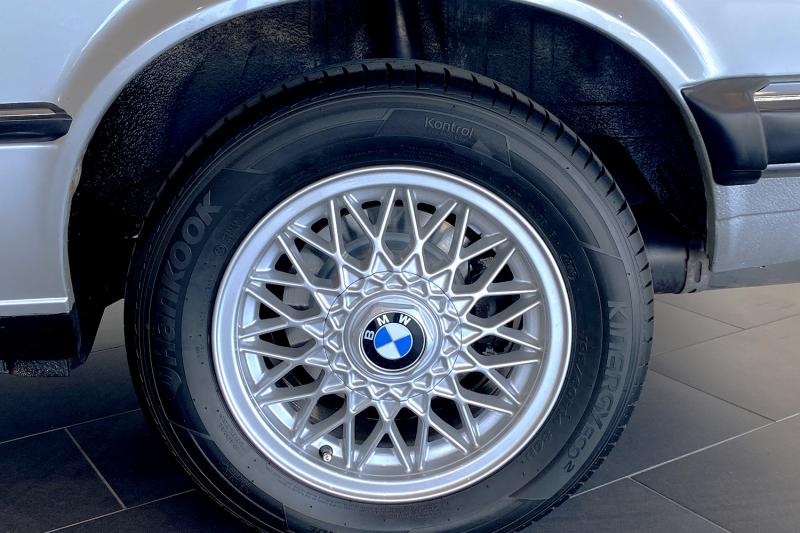 BMW Classic - Restauration d'une 323i E30'