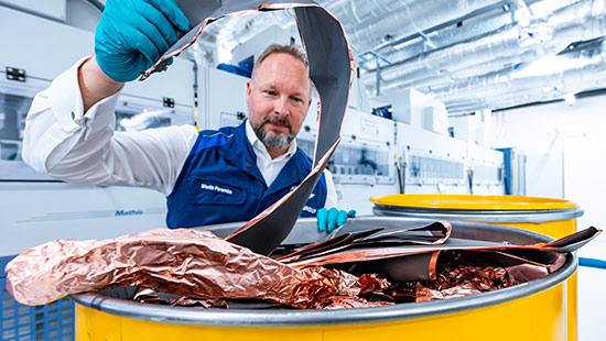 BMW RÉVOLUTIONNE LE RECYCLAGE DES BATTERIES